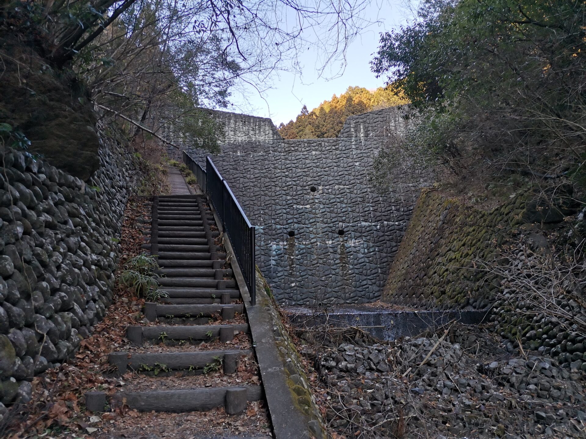 ダム 石段