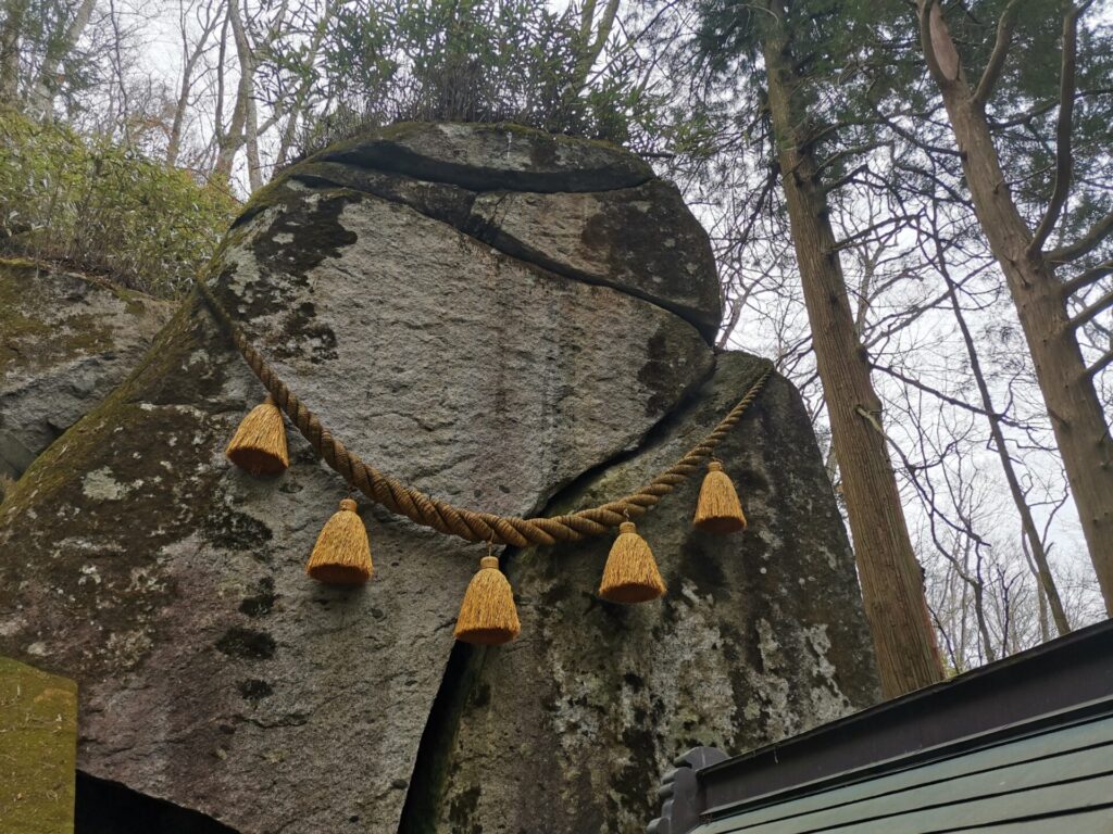 石割神社 大岩