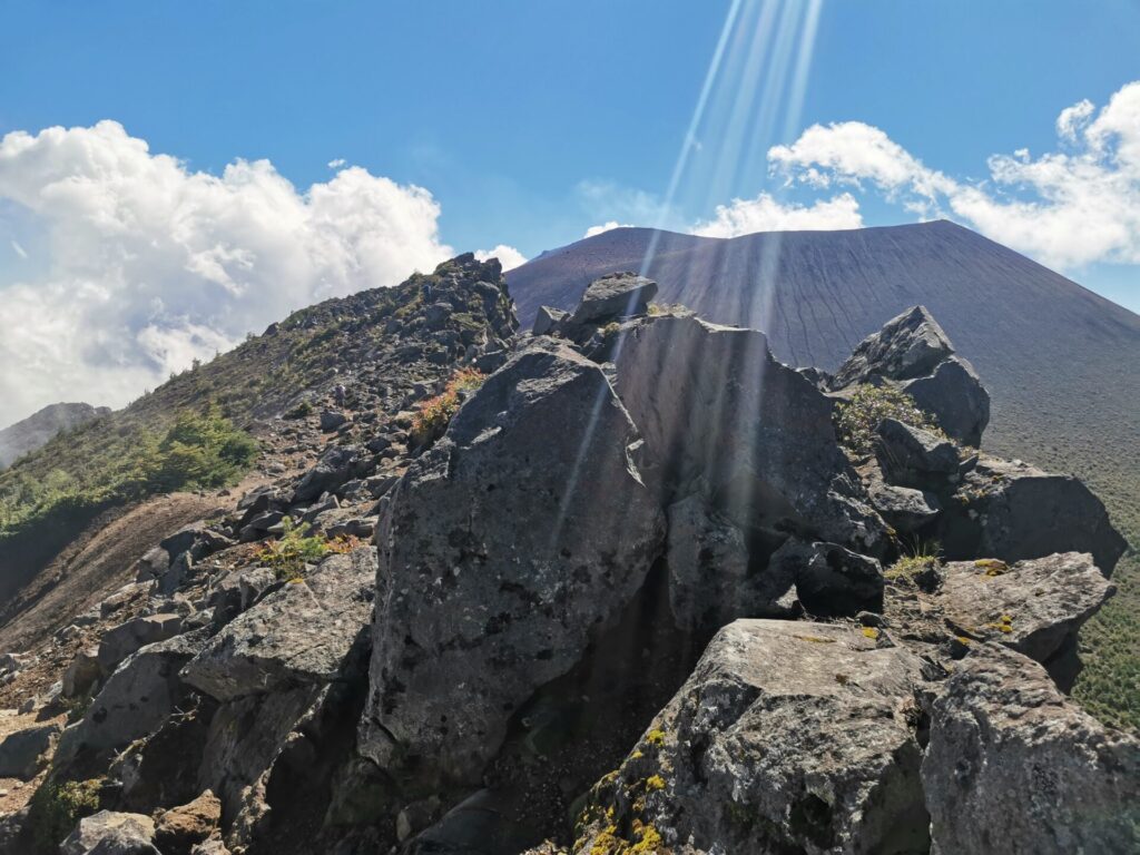 登山道 岩