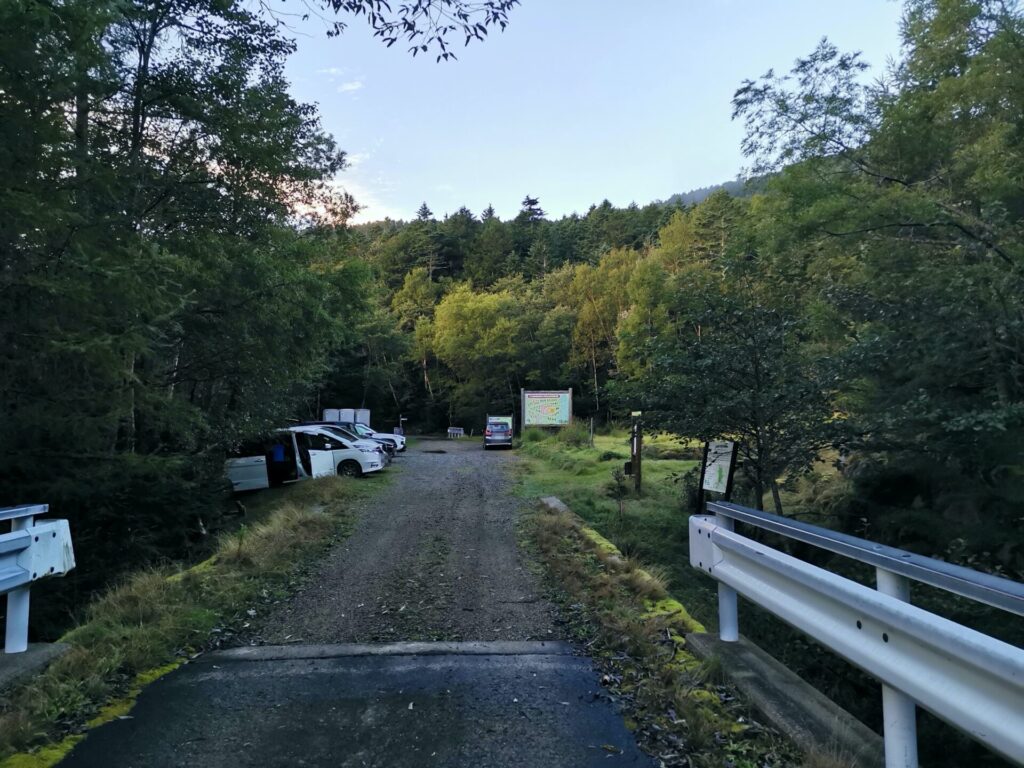 杣添尾根南八ヶ岳林道駐車場