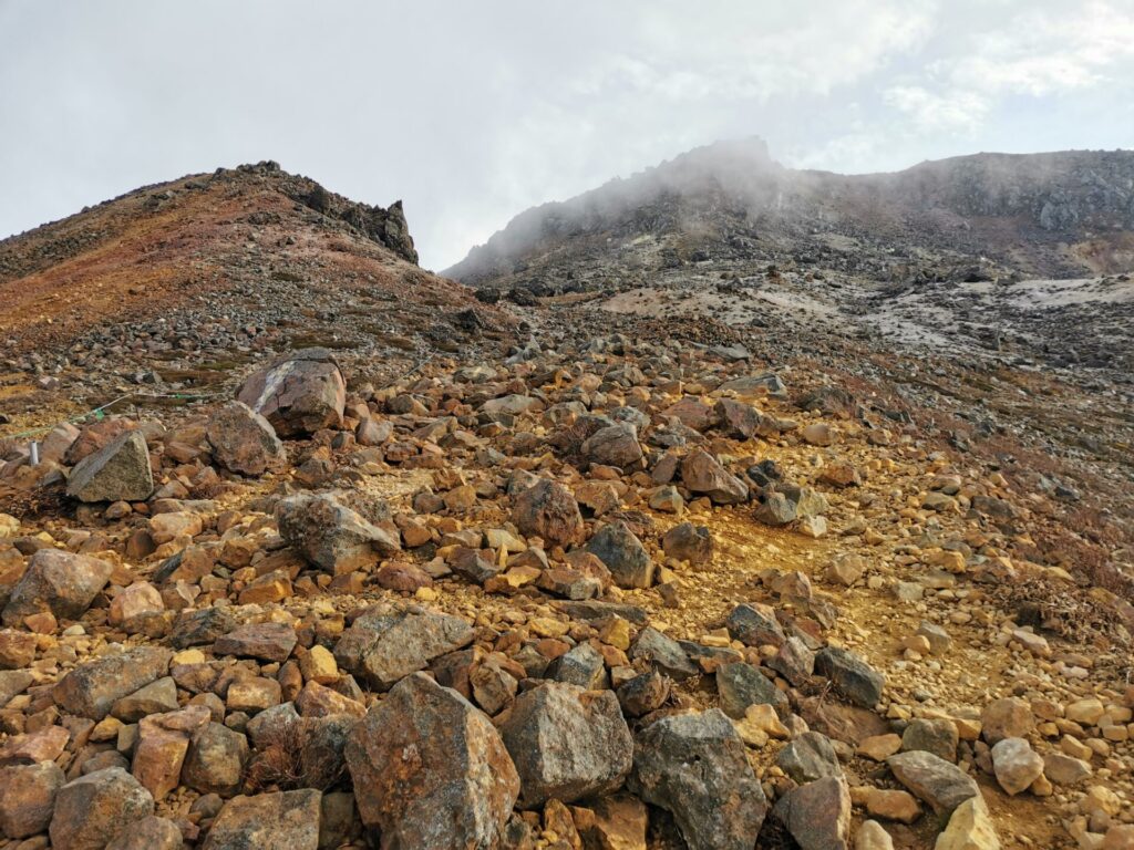 登山道 岩