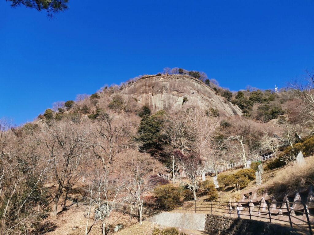 岩殿山 鏡岩