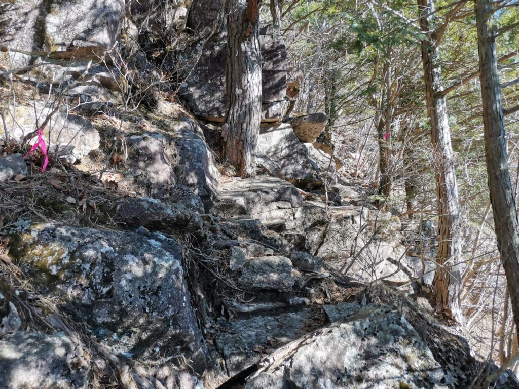 登山道 岩場