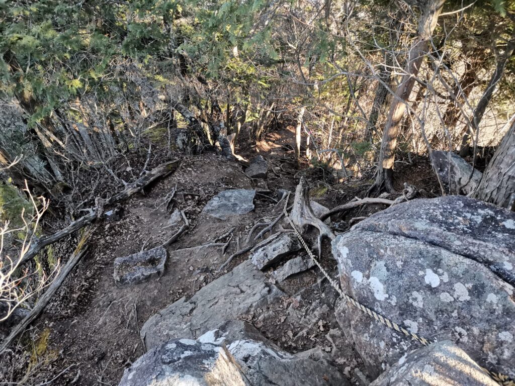 登山道 岩場