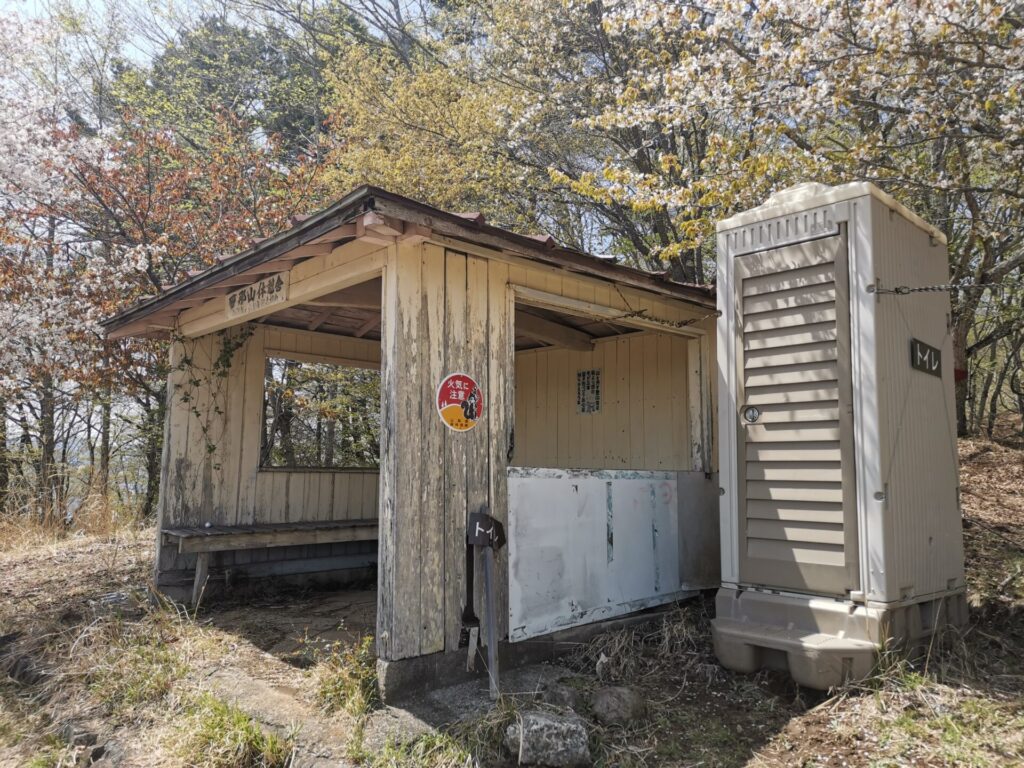 帯那山休憩舎 簡易トイレ