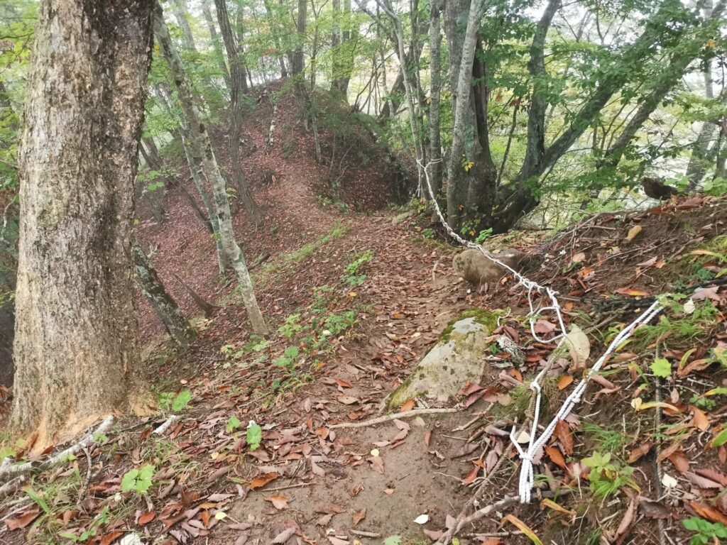 登山道 ロープ