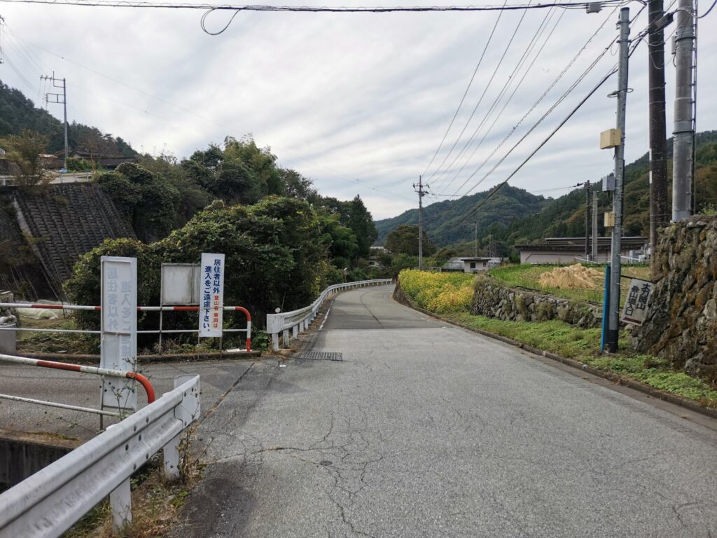太刀岡山登山道入口