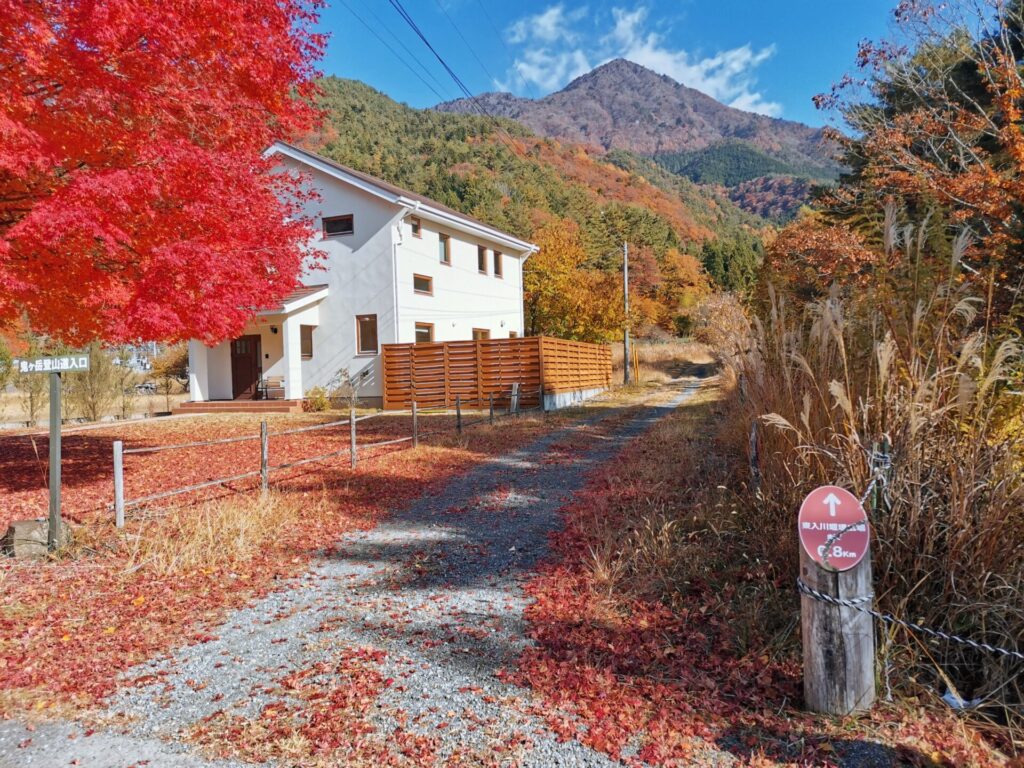 東入川堰堤広場 道標