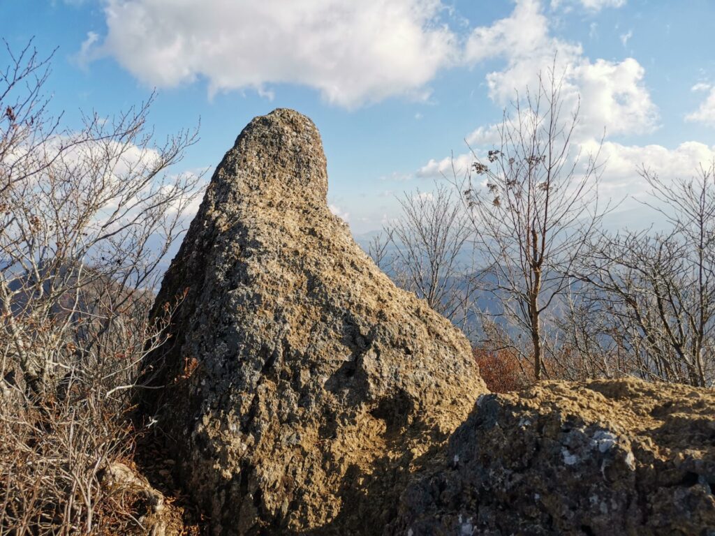 鬼ヶ岳 岩