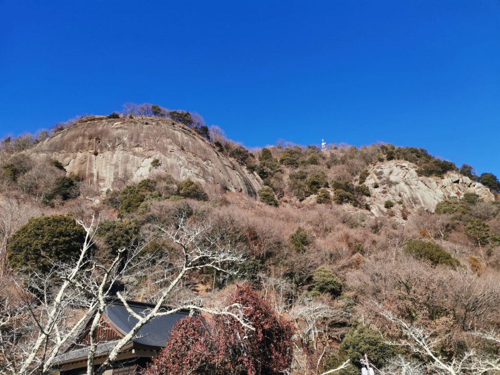 岩殿産ふれあいの館 鏡岩