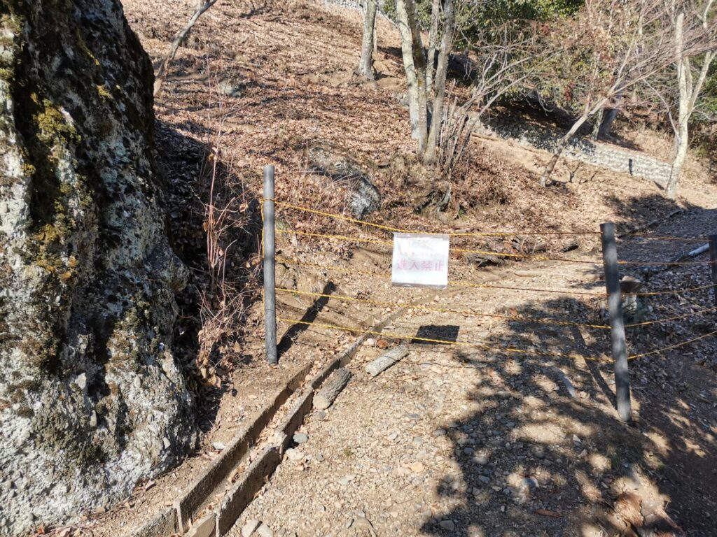 進入禁止 ロープ