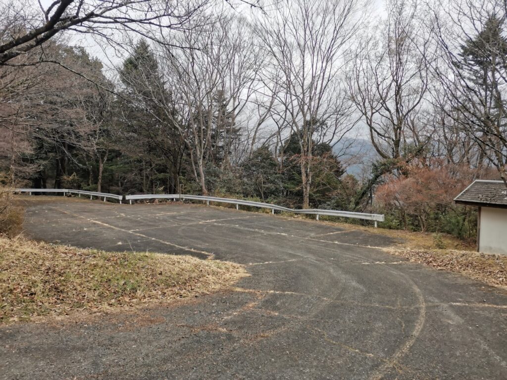 四阿屋山登山口駐車場