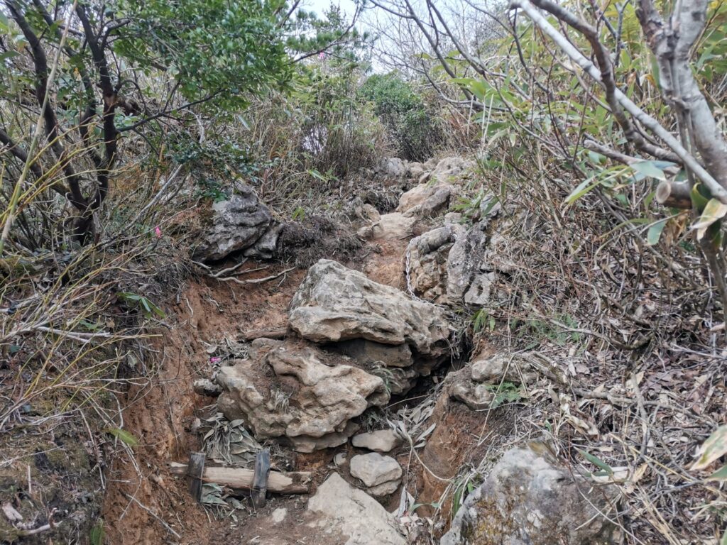 登山道 鎖