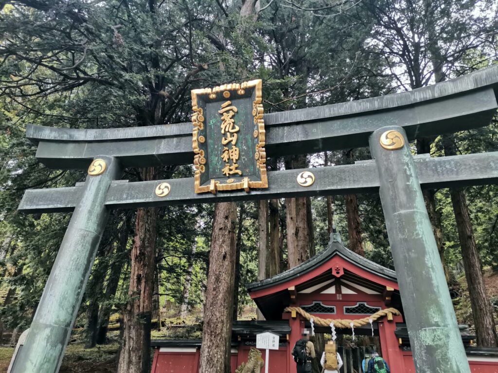 二荒山神社 登拝門