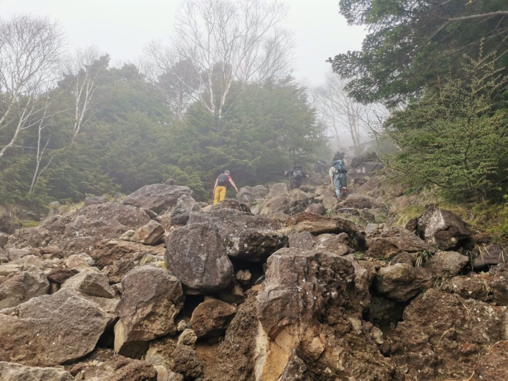 登山道 岩場