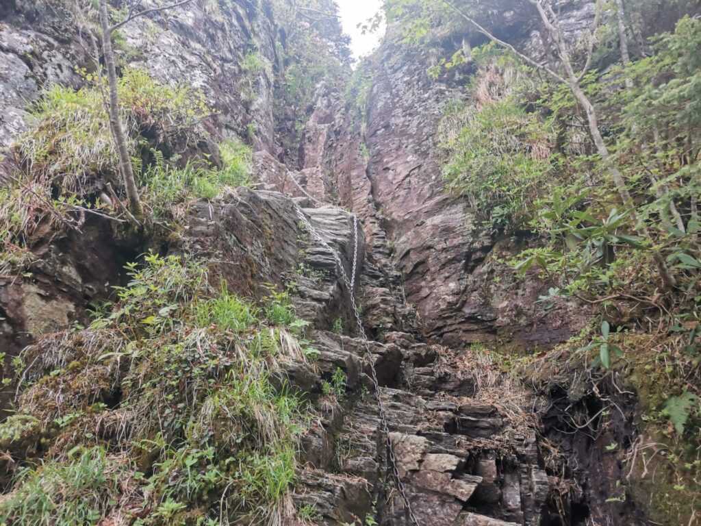 岩場 鎖