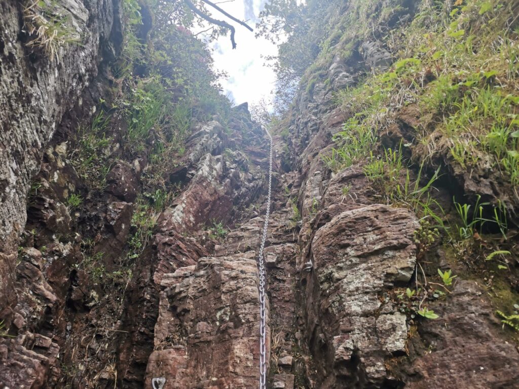 岩場 鎖