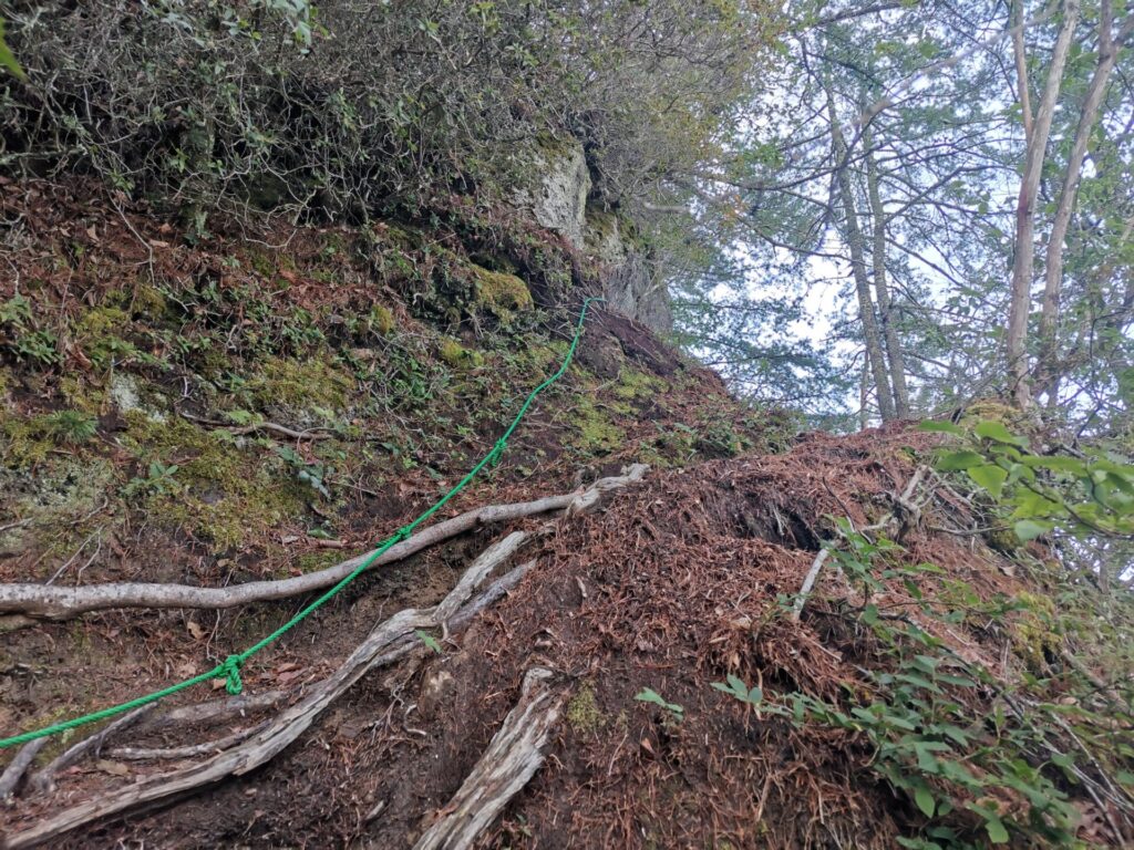 登山道 ロープ