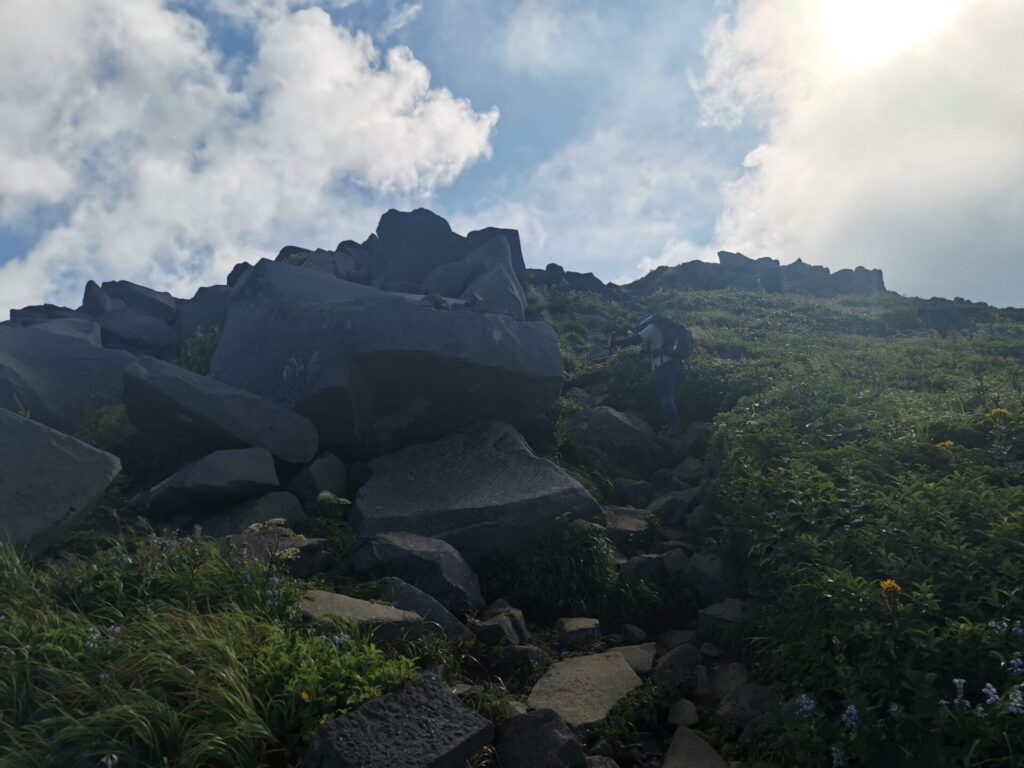 登山道 岩