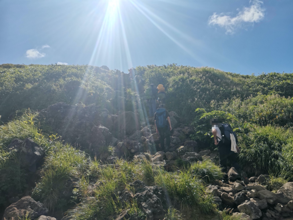 登山道 岩